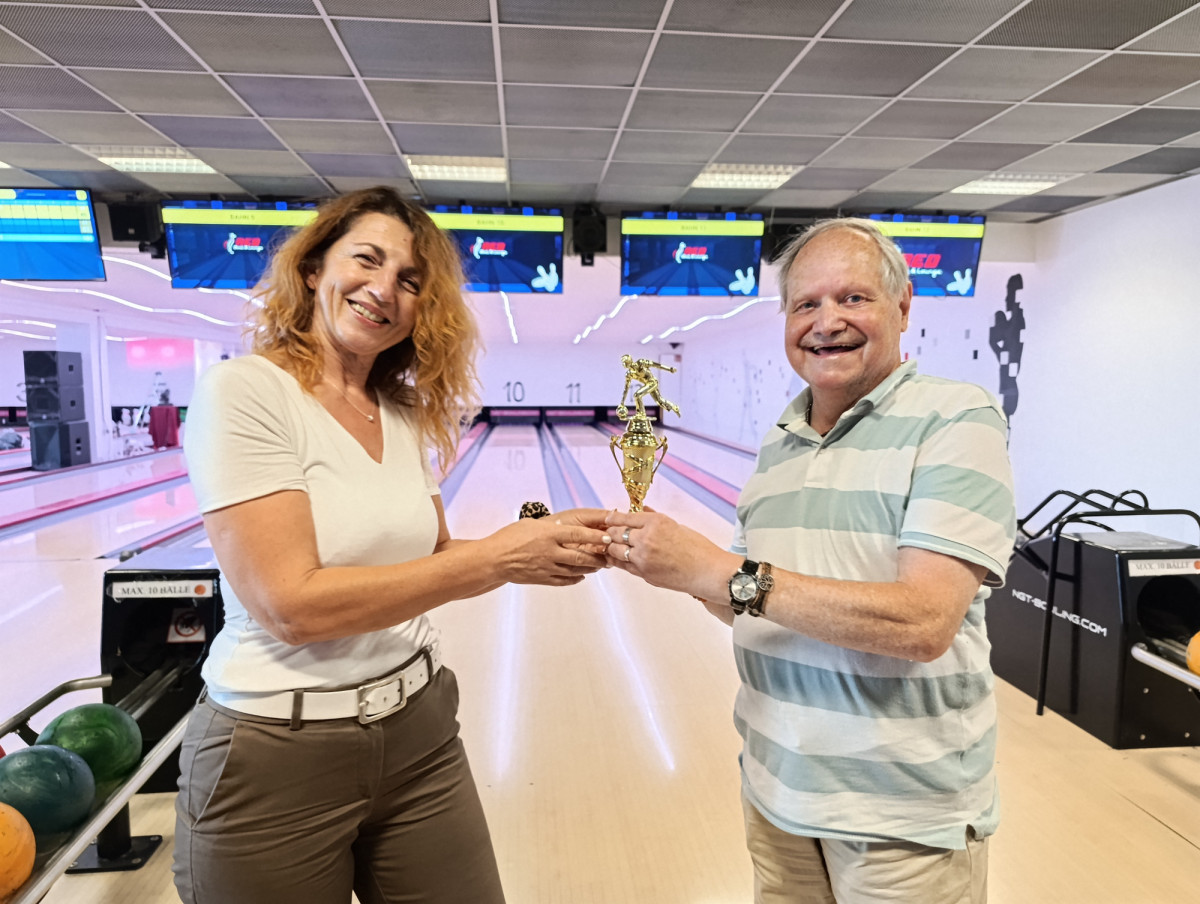 &Uuml;bergabe des Pokals