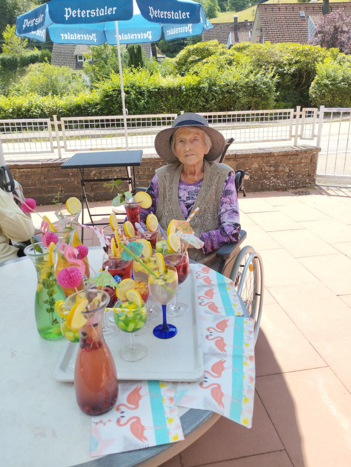 Bewohnerin mit vorbereiteten Cocktails