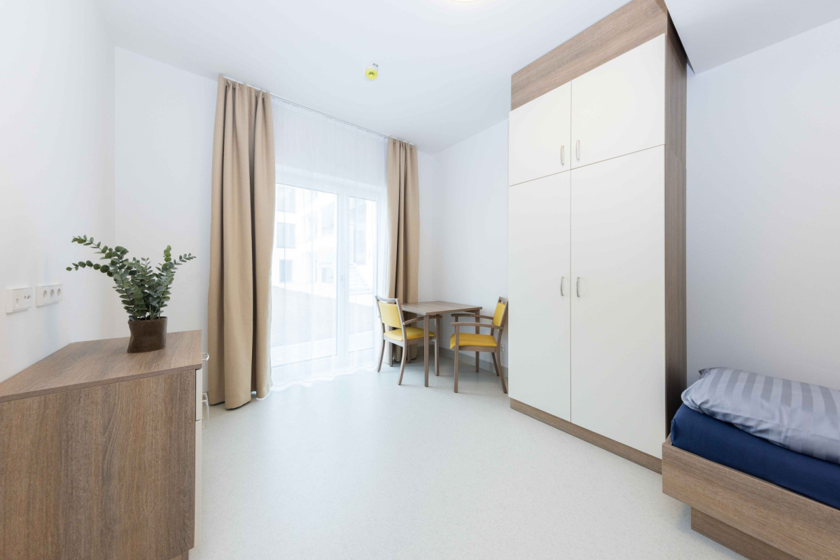Helles Wohnzimmer mit M&ouml;beln und Fenster.