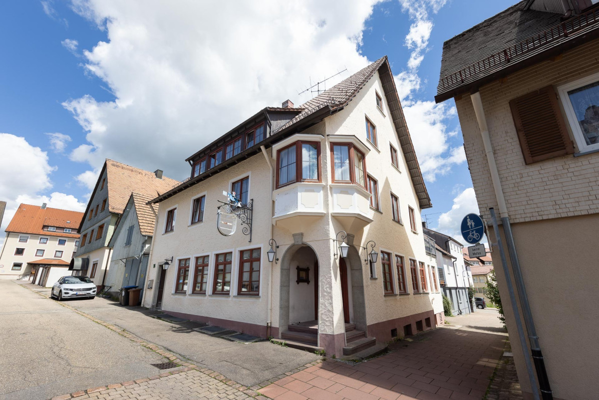 Historisches Eckhaus in Fachwerk-Architektur in einer Altstadt.