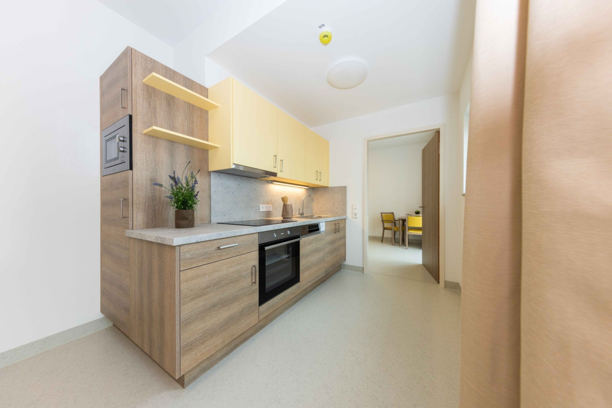 Moderne K&uuml;che mit Holzfronten und offener Wohnfl&auml;che.