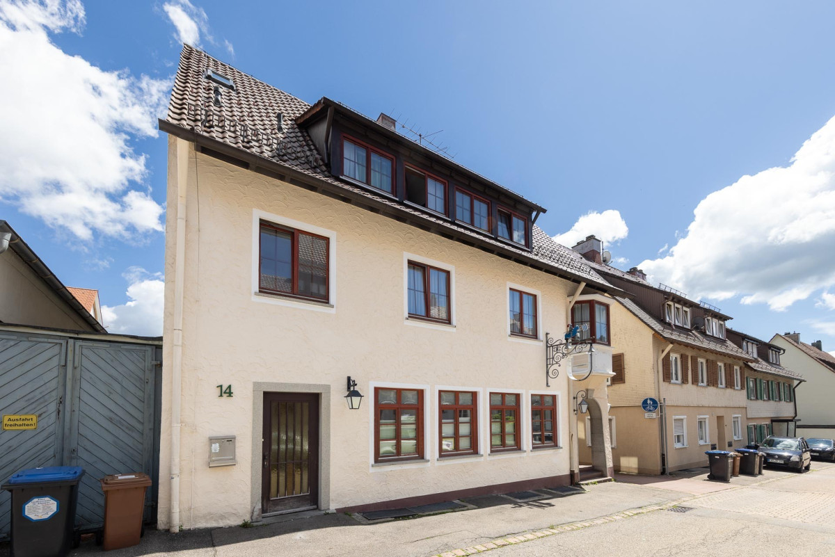 Historisches Wohngeb&auml;ude in Backsteinarchitektur mit Mansardendach.