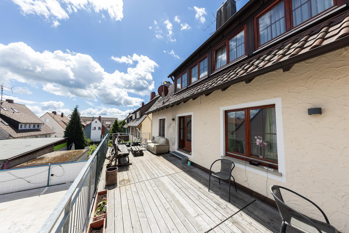 Terrasse mit Sitzbereichen eines modernen Wohnhauses.