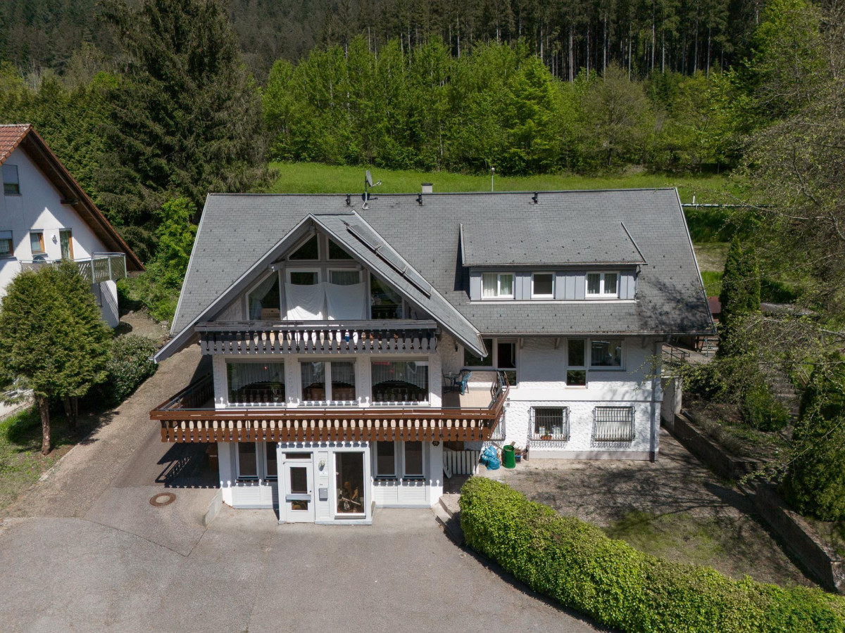 Gro&szlig;es Wohnhaus mit Balkonen und Garage.
