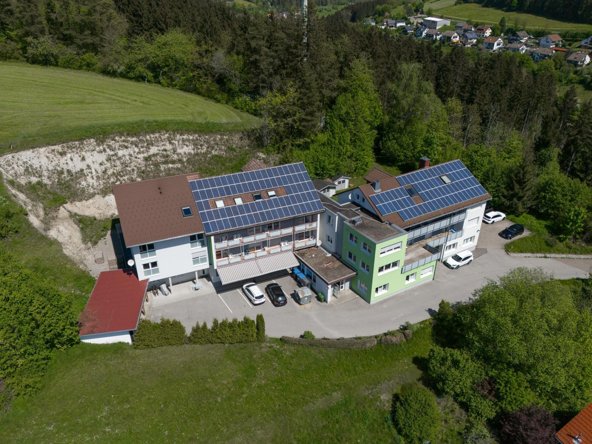 Haus Berghof mit Solarpanelen von oben.
