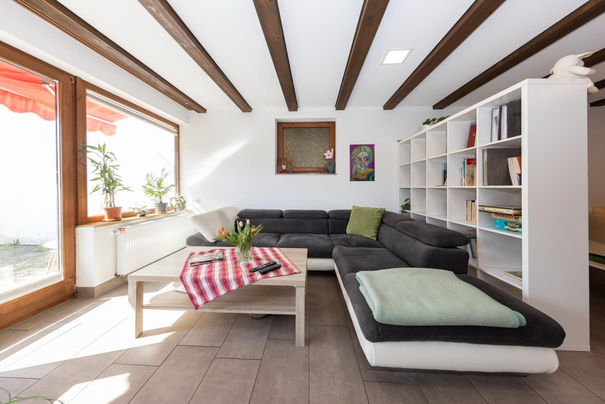 Modernes Wohnzimmer mit Sofa und B&uuml;cherregal.