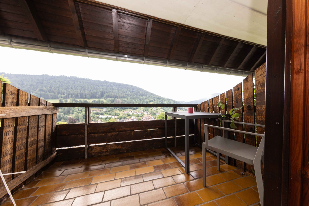&Uuml;berdachte Terrasse mit Bergblick.