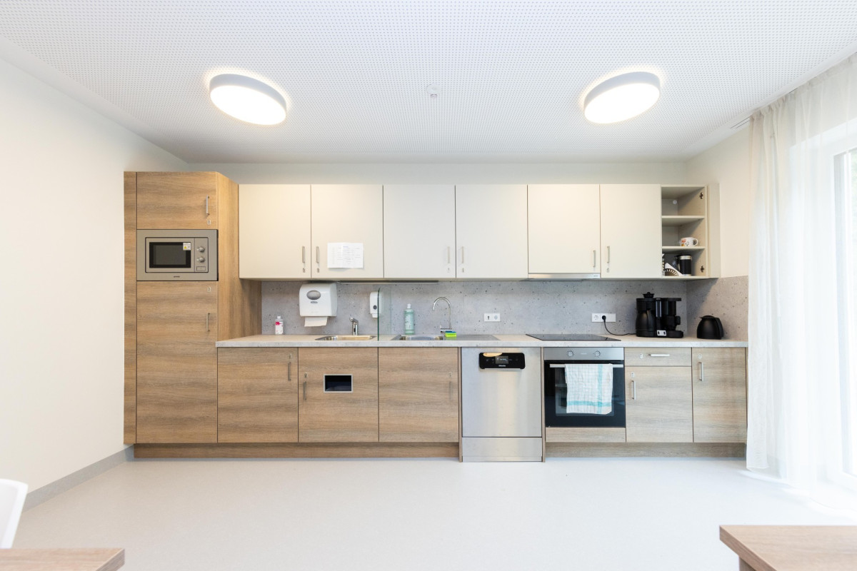 Moderne K&uuml;che mit Holz- und wei&szlig;en Fronten.