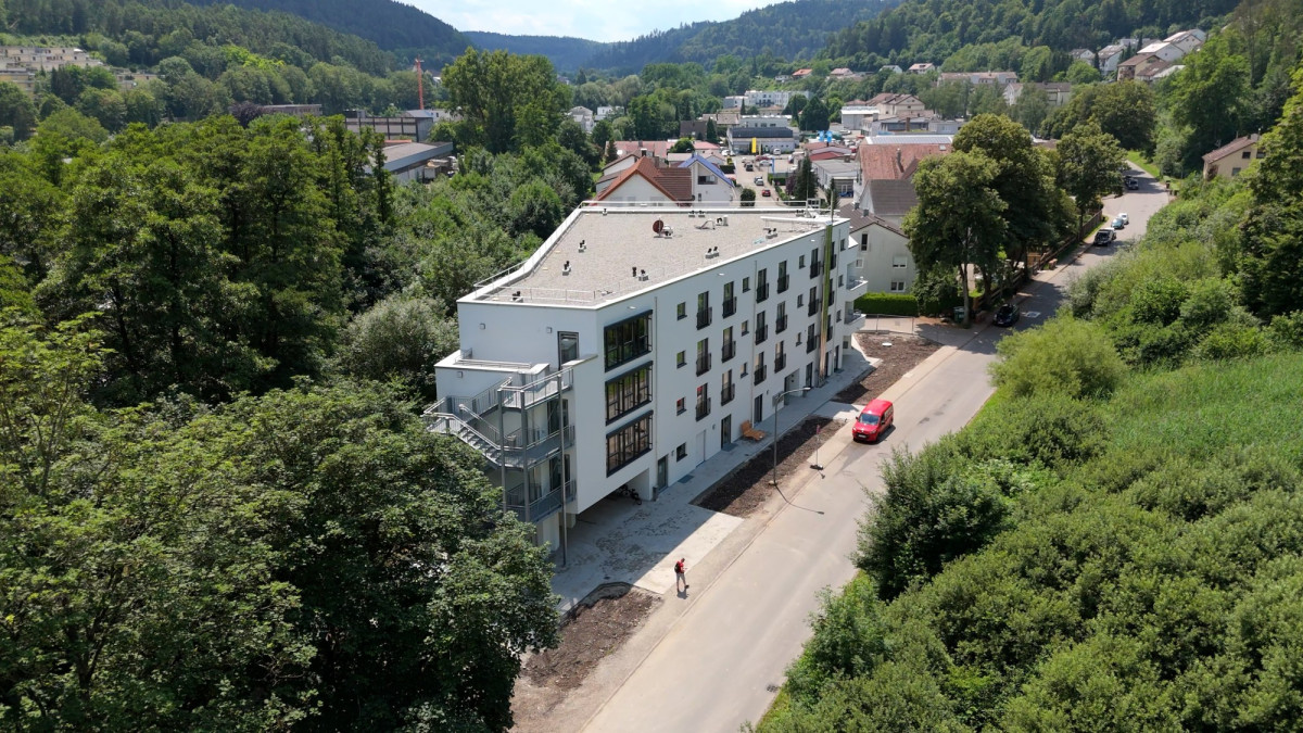 Modernes Wohngeb&auml;ude in gr&uuml;ner Landschaft.