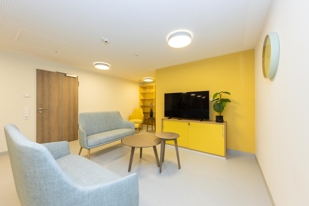 Modernes Wohnzimmer mit gelbem Akzent.