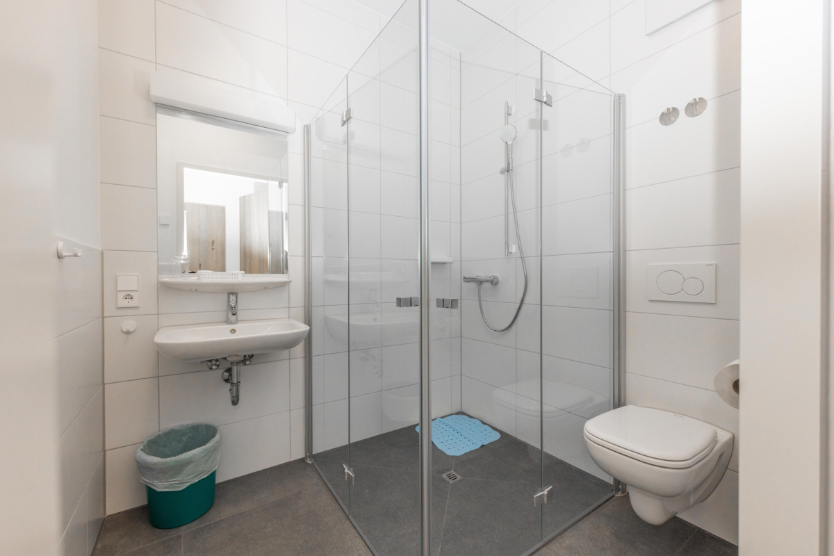 Modernes Badezimmer mit Dusche und Toilette.