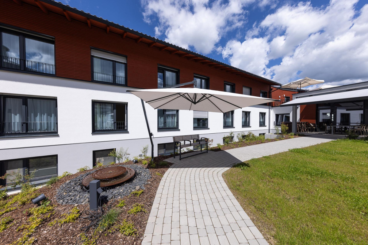 Seniorenzentrum Waldheim Au&szlig;enansicht mit Terrasse