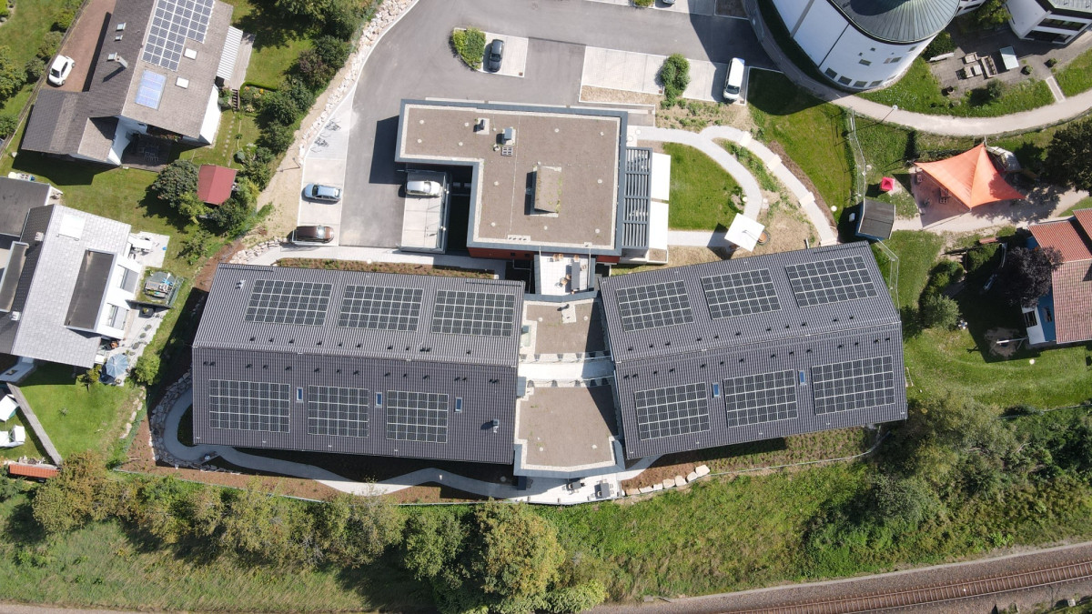 Luftaufnahme des Seniorzentrums Waldheim mit Solarpanelen.