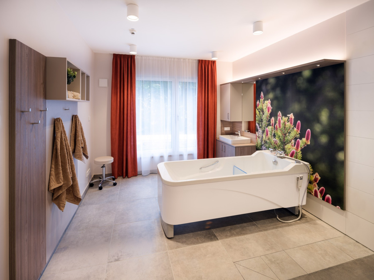 Modernes Badezimmer mit Whirlpool-Badewanne und gro&szlig;en Fenstern.