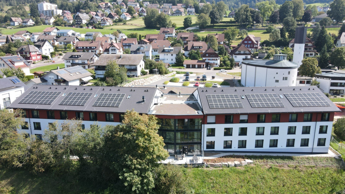 Seniorenzentrum Waldheim mit Solarpanelen auf dem Dach.