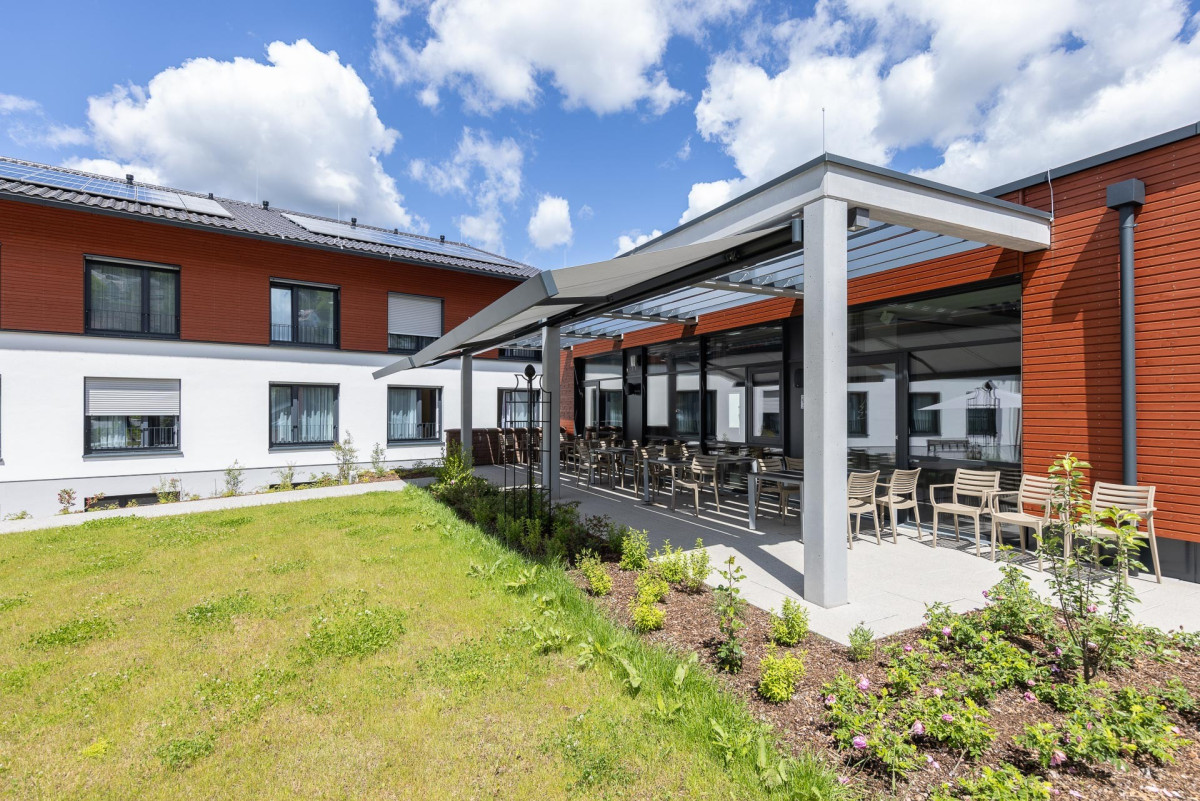 Seniorenzentrum Waldheim Au&szlig;enansicht mit Terrasse
