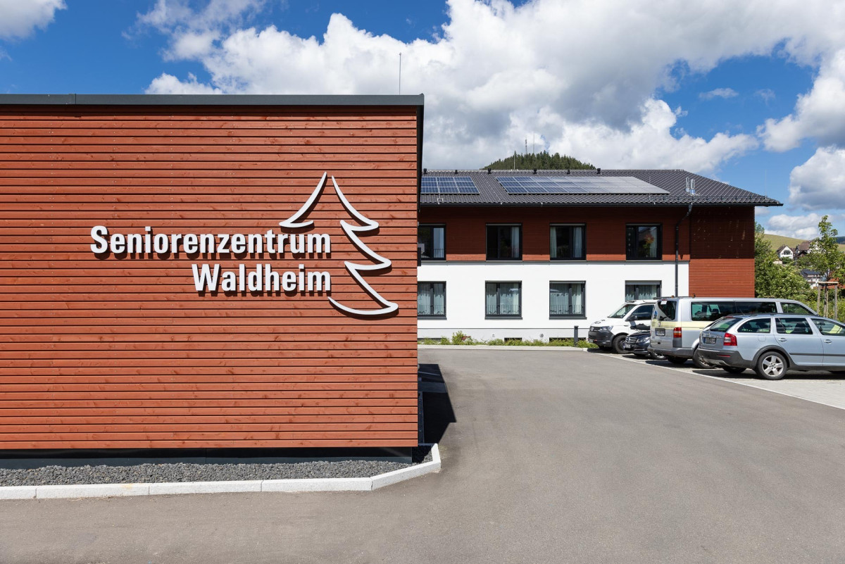 Seniorenzentrum Waldheim Geb&auml;ude mit Parkplatz.