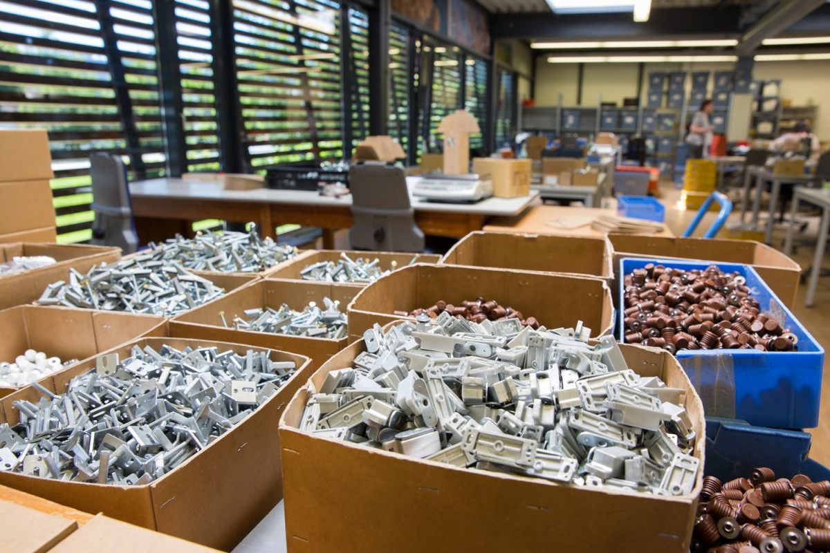 Kartons mit Recyclingmaterialien in einem B&uuml;ro.