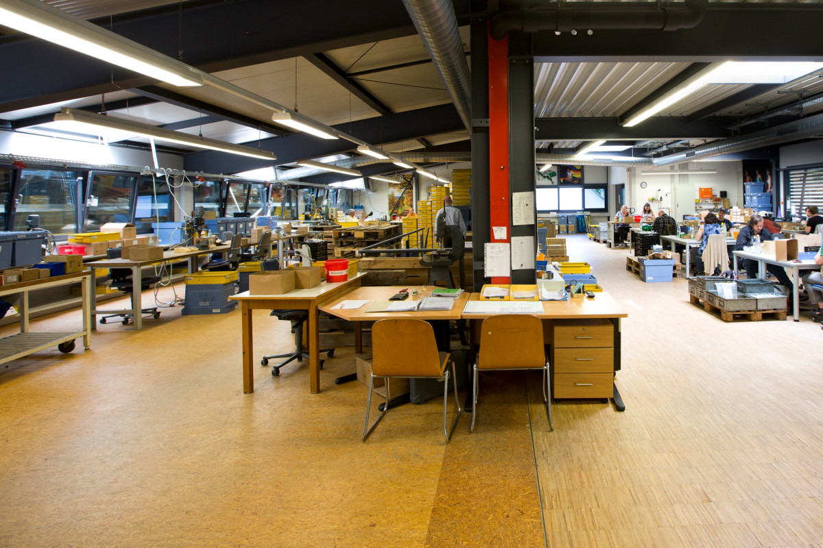 Offenes B&uuml;ro mit Arbeitspl&auml;tzen und Maschinen.