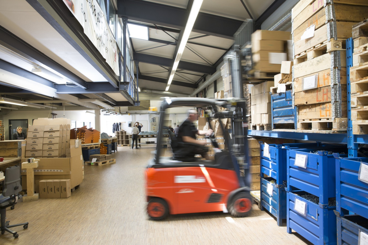 Lagerhalle mit Gabelstapler und Boxen.